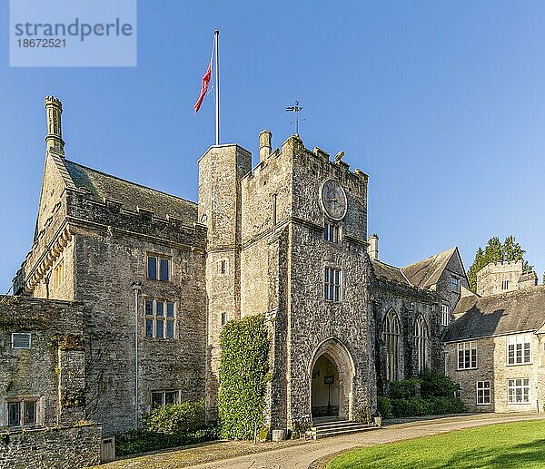 Historische mittelalterliche Gebäude der Great Hall  Anwesen Dartington Hall  Süd Devon  England  UK
