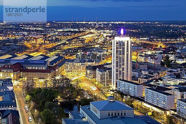 Stadtpanorama  Blick vom City-Hochhaus auf das Wintergartenhochhaus mit Opernhaus und Hauptbahnhof  Leipzig  Sachsen  Deutschland  Europa