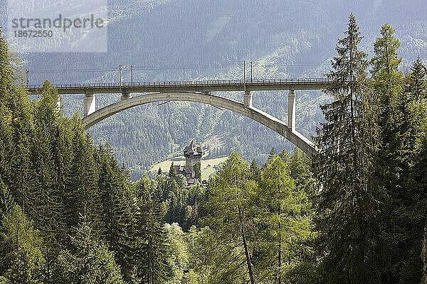 Burg Falkenstein mit Brücke der Tauernbahn  Obervellach  Mölltal  Kärnten  Österreich  Europa