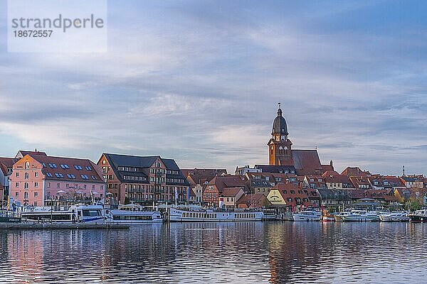 Stadthafen mit Motorbooten  Waren  Kirche St. Georgen  Abendlicht  Himmel  Wasserspiegelung  Altstadt  Sanierung  historischer Ausflugsdampfer  Mecklemburgische Seenplatte  Mecklenburg-Vorpommern  Deutschland  Europa