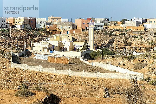 Moschee und Häuser im Dorf Sidi Boufdail  Mirleft  Marokko  Nordafrika  Afrika