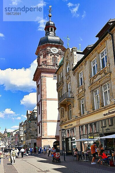 Katholische Kirche mit Uhrenturm 'Providenzkirche' im Stadtzentrum von Heidelberg an einem sonnigen Tag  Heidelberg  Deutschland  Europa