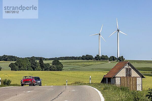 Zwei Windräder vor der Landschaft der Schwäbischen Alb  Landstraße bei Nellingen  Baden-Württemberg  Deutschland  Europa