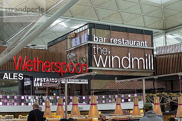 Elektrische Neonschilder der Windmühle  Wetherspoons Pub  Flughafen Stansted  Essex  England  UK