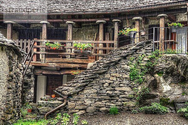 Rustikales Haus aus Stein mit Balkon in der Schweiz