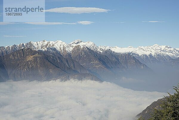 Nebel zwischen Bergen  schneebedeckte Berge  Tessin  Schweiz  Europa