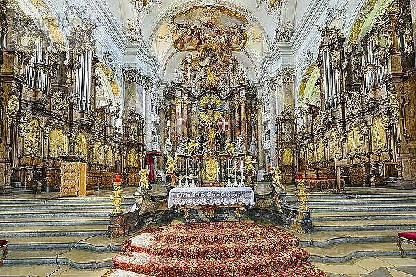 Hauptaltar mit Nebenorgeln und Chorgestühl  Kloster Ottobeuren  Benediktinerabtei  spätbarocke Basilika St. Alexander und St. Theodor um 1750  Allgäu  Bayern  Deutschland  Europa