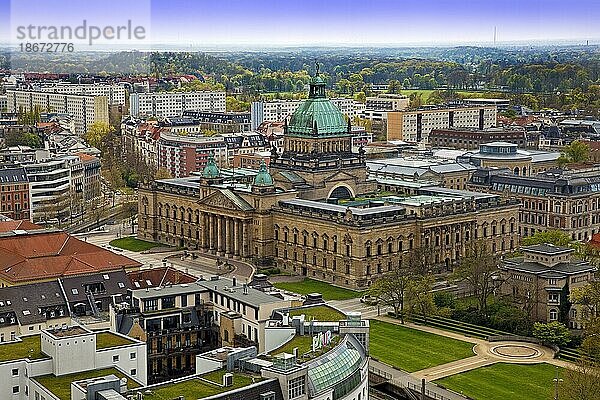 Stadtpanorama  Blick vom Rathausturm auf das Bundesverwaltungsgericht  Leipzig  Sachsen  Deutschland  Europa