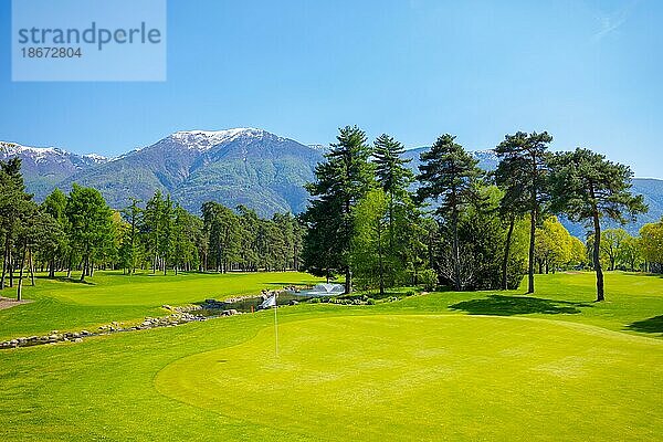 Loch 8 im Golf Club Ascona mit Bäumen und Bergen im Tessin  Schweiz  Europa