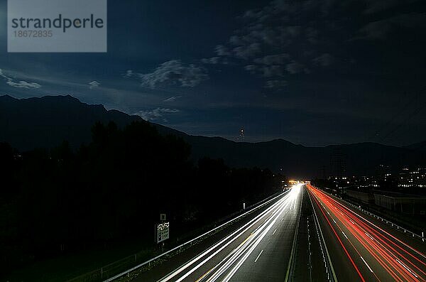 Autolichter auf einer Autobahn bei Nacht  Tessin  Schweiz  Europa