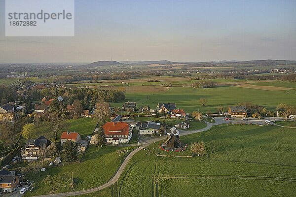 Luftaufnahme vom Ortsteil Kottmarsdorf in der sächsischen Gemeinde Kottmar mit der Kottmarsdorfer Mühle vor der bergigen Landschaft der Oberlausitz. Kottmar  Sachsen  Deutschland  Kottmarsdorf  Kottmar  Sachsen  Deutschland  Europa