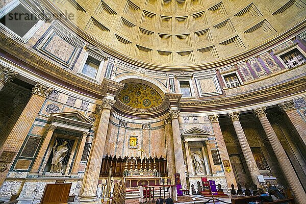 Das Innere des Pantheon Tempels in Rom  Latium in Italien