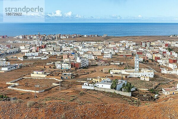 Schräger Blick über die Küstenstadt zum Atlantischen Ozean  Mirleft  Südmarokko  Nordafrika