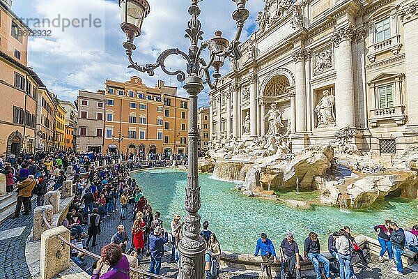 Trevibrunnen in einem sonnigen Tag mit Menschenmenge in der Stadt Platz in Rom  Latium in Italien