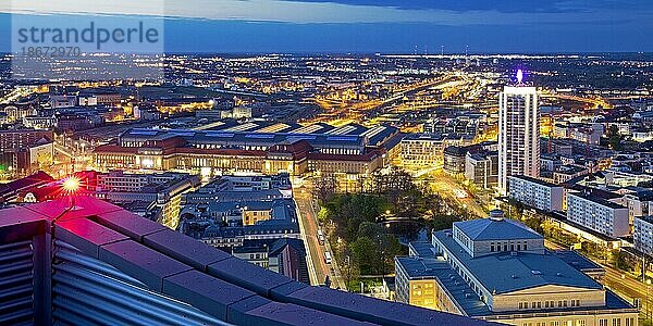 Stadtpanorama  Blick vom City-Hochhaus auf das Wintergartenhochhaus mit Opernhaus und Hauptbahnhof  Leipzig  Sachsen  Deutschland  Europa
