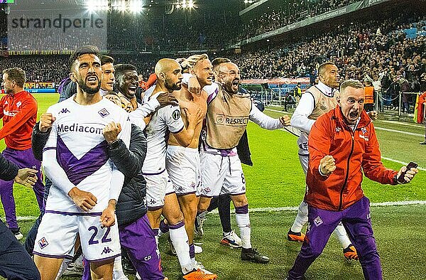 Die Spieler und das gesamte Team der ACF Fiorentina bejubeln den Sieg und somit den Einzug ins Finale der Conference League 2022 23