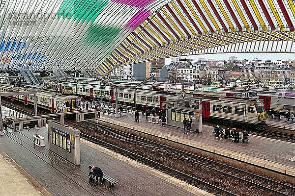 Bahnhofshalle  Bahnsteig mit Skyline  buntes Dach  Künstler Daniel Buren  Gare de Liège-Guillemins  Architekt Santiago Calatrava  moderne Architektur  Innenaufnahme  Lüttich  Belgien  Europa