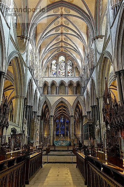 Blick auf Altar und Ostfenster in der Kathedralkirche  Salisbury  Wiltshire  England  UK
