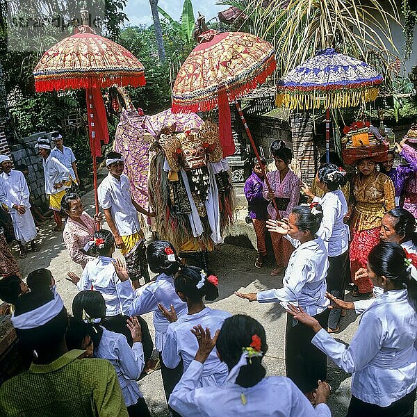 Prozession mit dem Barong in Ubud  Bali  Indonesien  Asien
