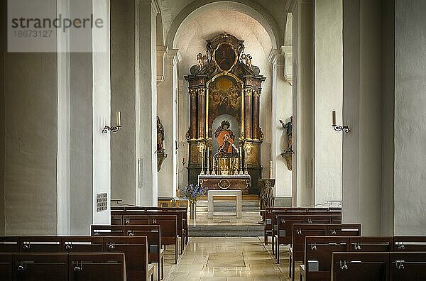 Mittelschiff und Altar  St. Peter am Perlach  auch Perlachkirche  Augsburg  Bayern  Deutschland  Europa