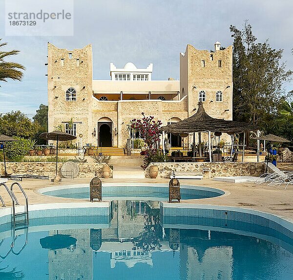 Schwimmbad und Gebäude des Riad Hotels Out of Medina  Bouzama  Essaouira  Marokko  Nordafrika  Afrika