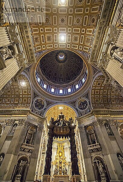 Im Inneren der Basilika St. Peter mit Sonnenlicht in Rom  Latium in Italien