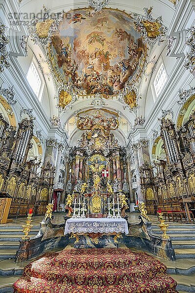Hauptaltar und Deckenfresken  Kloster Ottobeuren  Benediktinerabtei  spätbarocke Basilika St. Alexander und St. Theodor um 1750  Allgäu  Bayern  Deutschland  Europa