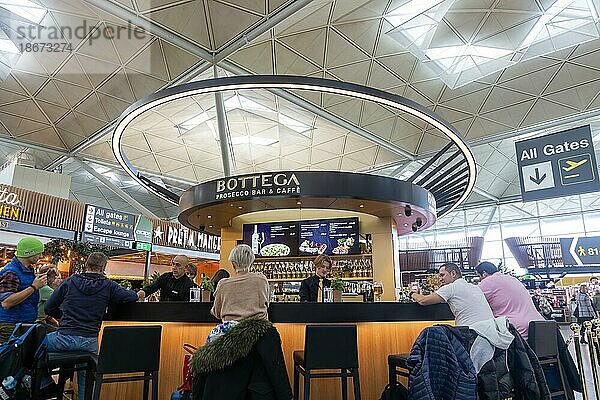 Kunden an der Bar der Bottega Prosecco Bar und Cafe  Flughafen Stansted  Essex  England  UK