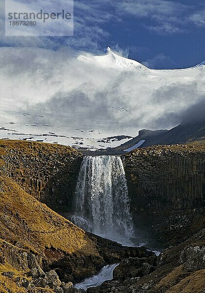 Der Snaefellsjökull mit dem Wasserfall Svödufoss  Snaefellsjökull-Nationalpark  Snæfellsnes  Westisland  Vesturland  Island  Europa