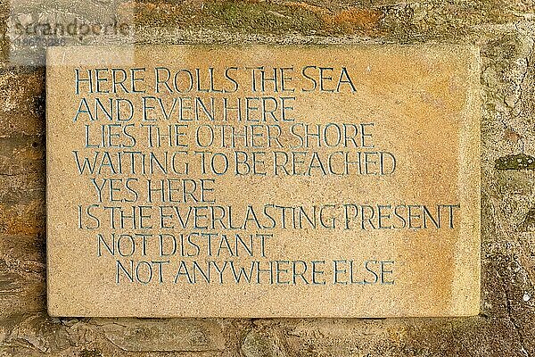 Auf einer Steintafel eingemeißelte Transkription eines Zitats von Rabindranath Tagore  Anwesen Dartington Hall  Süd Devon  England  UK