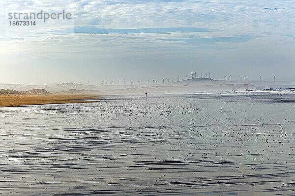 Silhouette Figur Mann läuft in der Ferne auf breiten Sandstrand bei Ebbe  Essaouira  Marokko  Nordafrika  Afrika