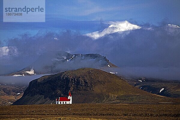 Der Snaefellsjökull mit der kleinen Kirche Ingjaldshólskirkja  Snaefellsjökull-Nationalpark  Snæfellsnes  Westisland  Vesturland  Island  Europa