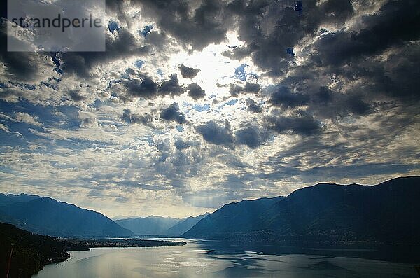 Lago Maggiore  dramatische Wolken  Tessin  Schweiz  Europa