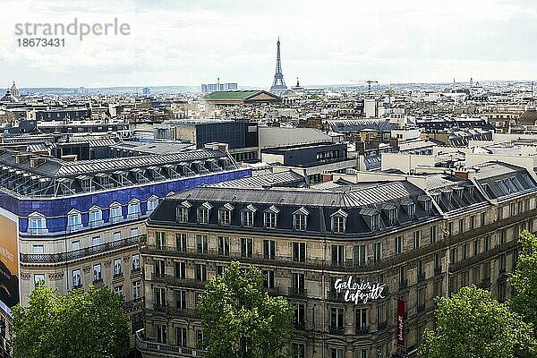 Blick auf Galeries Lafayette und Eifelturm  Paris  Frankreich  Europa