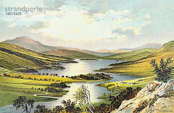 The Queen´s view  Loch Tummel  Grampian Mountains  Berglandschaft  Tal  See  Landwirtschaft  Felder  Idylle  historische Illustration 1889  Schottland  Großbritannien  Europa