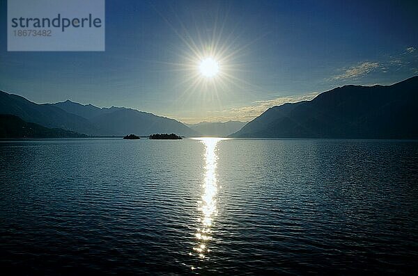 Sonnenschein über dem Lago Maggiore  Brissago Inseln  Tessin  Schweiz  Europa