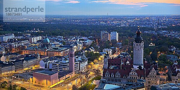 Stadtpanorama  Blick vom City-Hochhaus auf das Neue Rathaus und die katholische St. Trinitatis Kirche  Leipzig  Sachsen  Deutschland  Europa