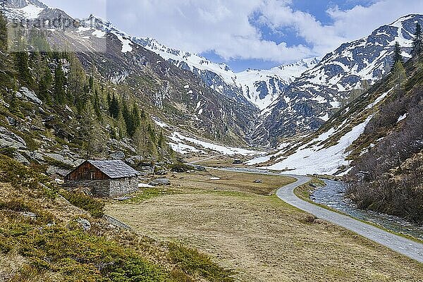 Almhütte im Ahrntal  schneebedeckte Berge  Dreiherrenspitze  Kasern  Bozen  Südtirol  Italien  Europa