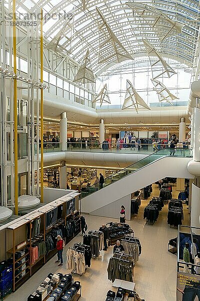 Innenraum des Marks & Spencer Geschäfts im Einkaufszentrum Mall  Cribbs Causeway  Patchway  Bristol  England  UK