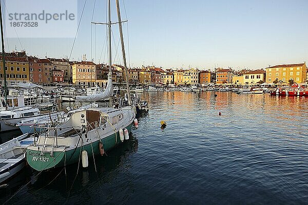 Boote im Hafen von Rovinj  Istrien  Kroatien  Europa