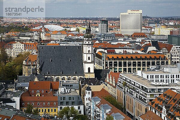 Stadtpanorama  Blick vom Rathausturm auf die Thomaskirche  Leipzig  Sachsen  Deutschland  Europa