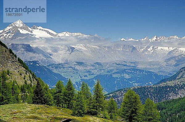 Schneebedeckter Berg  Wolken und blauer Himmel im Wallis  Schweiz  Europa