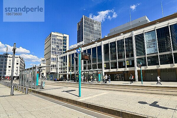Zentrale Straßenbahnhaltestelle am Willy Brandt Platz im modernen Geschäftsviertel von Frankfurt  Frankfurt am Main  Deutschland  Europa