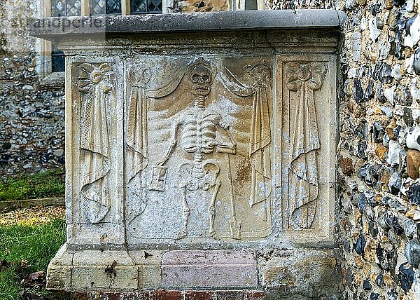 Steinbild eines Skeletts an der Seite eines Grabmals auf dem Friedhof von Brent Eleigh  Suffolk  England  UK