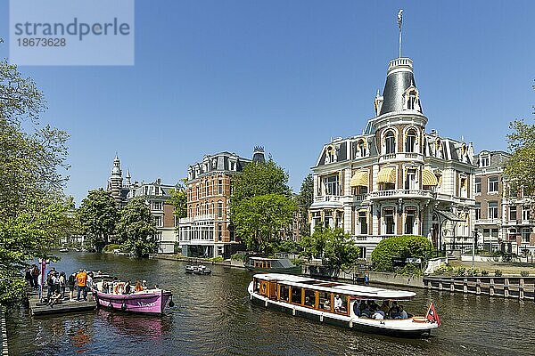 Boote auf einer Gracht  Amsterdam  Hauptstadt der Niederlande  Holland  Westeuropa