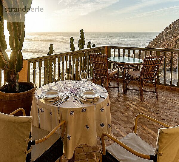 Gedeckter Tisch für ein Abendessen für zwei Personen auf dem Balkon eines Hotels mit Blick auf den Atlantik  Mirleft  Marokko  Nordafrika  Afrika