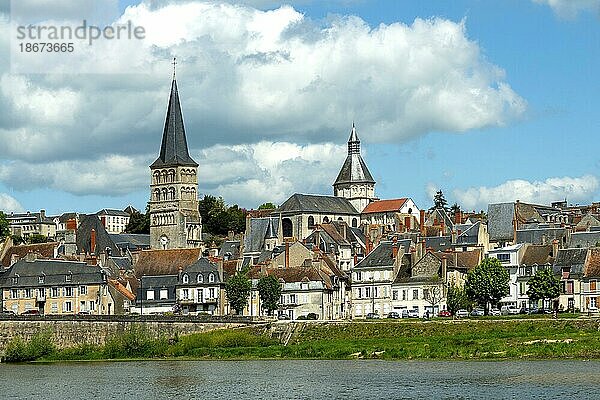 La Charite sur Loire. Blick auf den Glockenturm von Sainte Croix und die Kirche Notre Dame. Departement Nievre. Bourgogne franche Comte. Frankreich