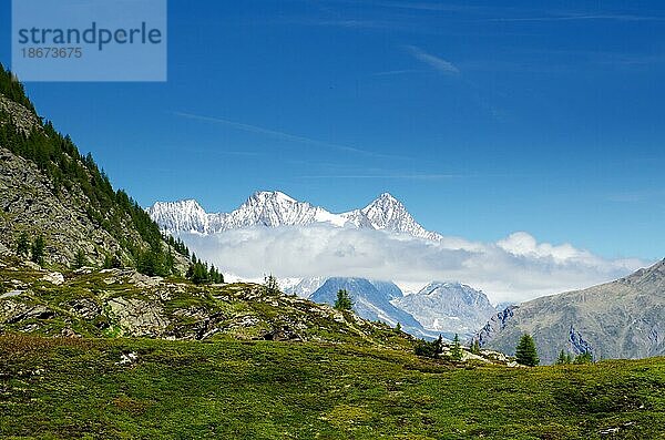Schneebedeckter Berg und Wolken und blauer Himmel im Wallis  Schweiz  Europa