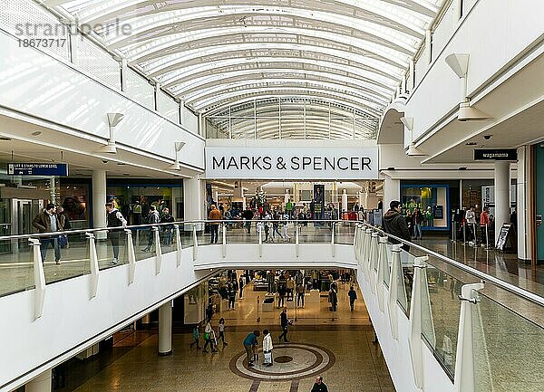 Marks & Spencer  Innenbereich des Einkaufszentrums Mall  Cribbs Causeway  Patchway  Bristol  England  UK