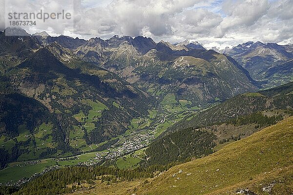 Blick vom Mohar in das Mölltal Richtung Großglockner  Nationalpark Hohe Tauern  Großkirchheim  Kärnten  Österreich  Europa